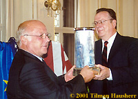 2000 Leipzig Award Recipient Robert Minton presents the 2001 Award to Mr.
Norbert Blüm.  Photo  © 2001 Tilman Hausherr